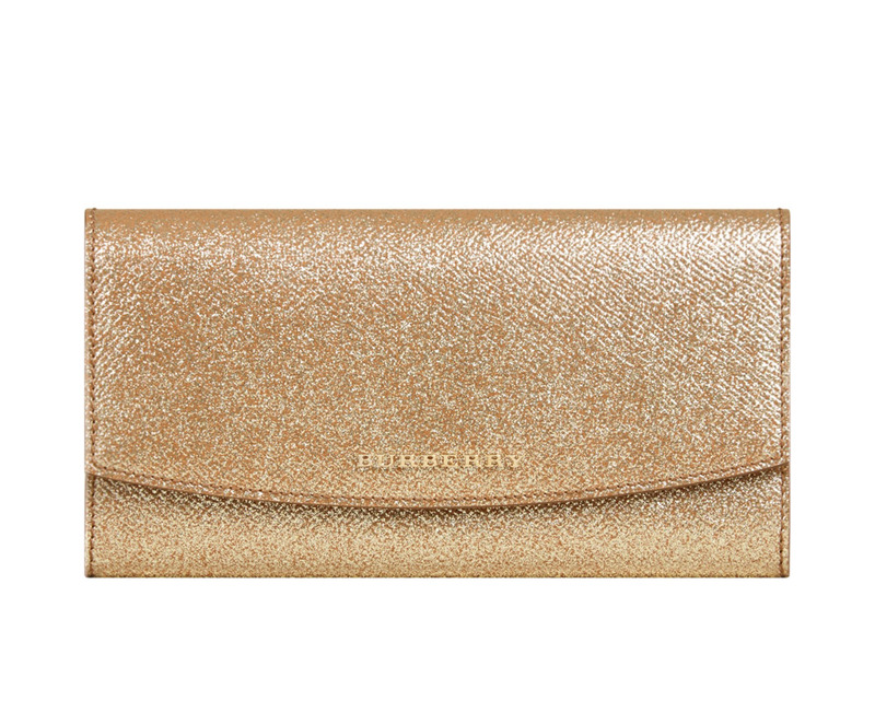 Burberry 金色漆皮London皮革長夾,21,000元。
